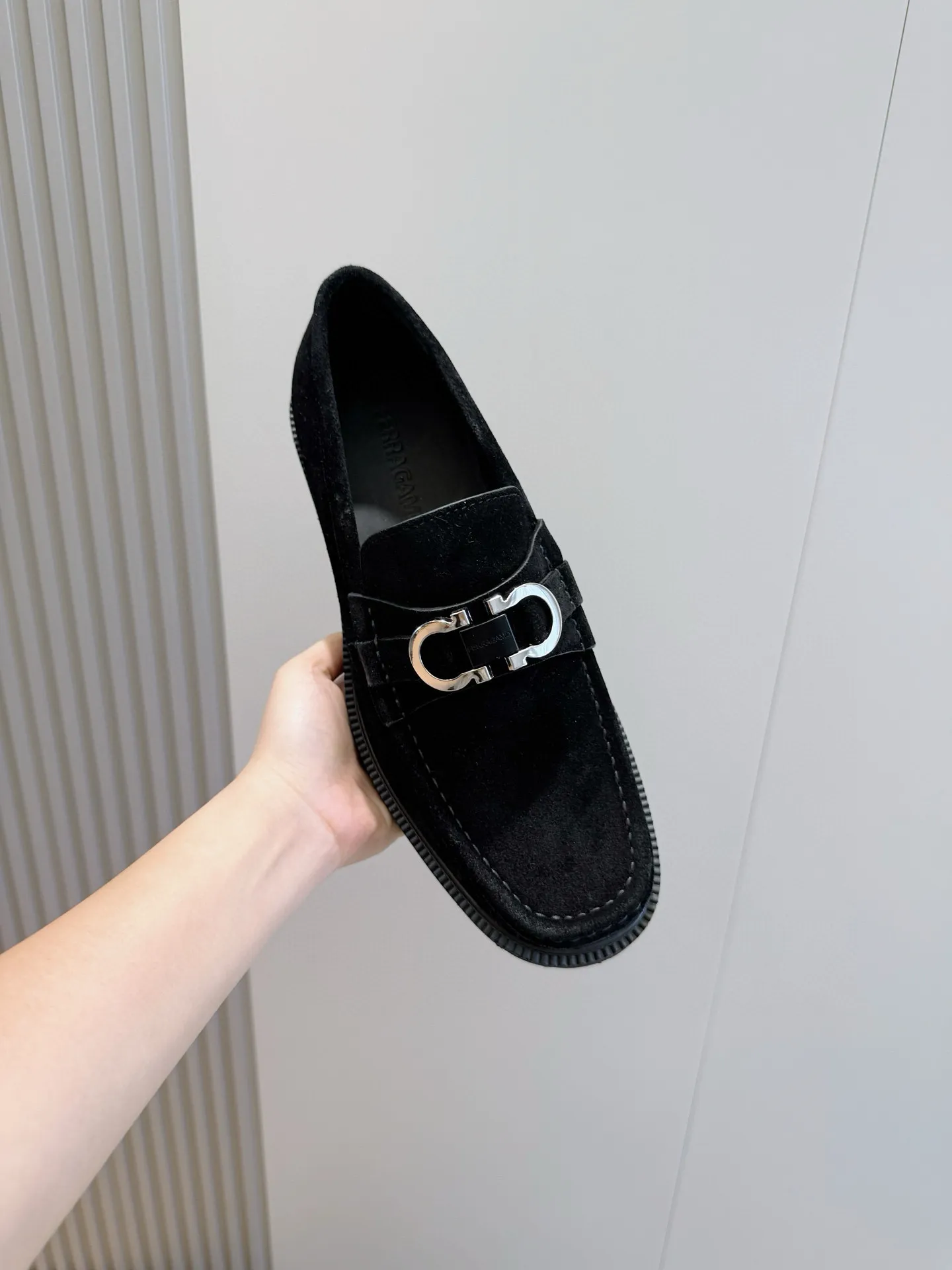 [Ferragamo] Top P: 760💰 Number of yards: 39~44 (38.45. Customized, non-returnable) Ferragamo men's leather derby shoes. The new derby shoes are light in texture and cool in style. They adopt exquisite eyelet uppers and novelly define urban trends. Made of brushed cowhide, it has a plump and rounded toe box and is decorated with delicate wingtip decorative details. Imported cowhide + cowhide lining.